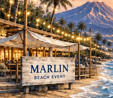 L'insegna del Marlin Beach sotto l'Etna, con le luci della festa accese.